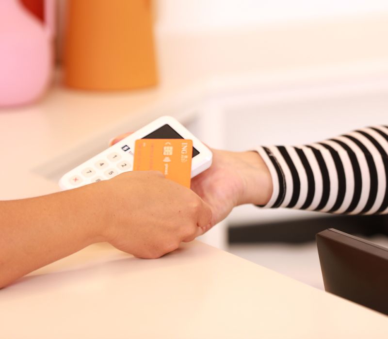 Karte wird mithilfe eines Kartenlesegerätes gescannt